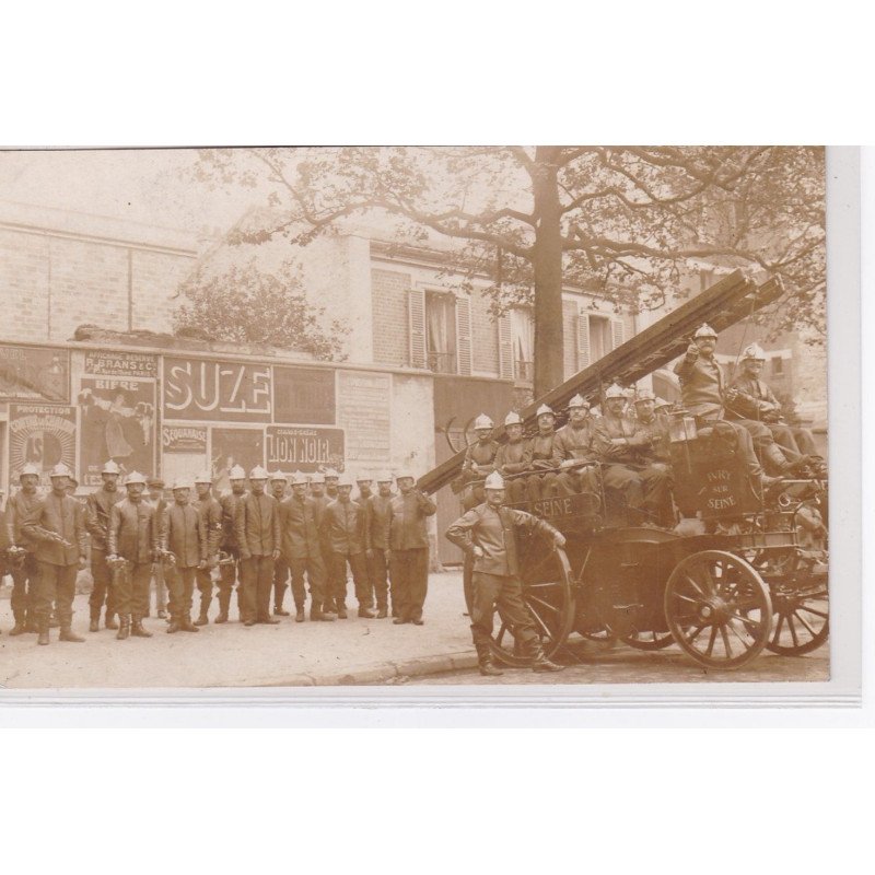 IVRY SUR SEINE : carte photo des pompiers et de leur camion (affiches publicitaires en arriere plant)- très bon état
