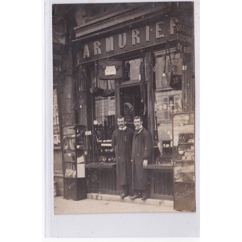 PARIS 6ème : magasin DECRE au 83 rue de Rennes - armes de chasse et de tir (armurerie) - bon état