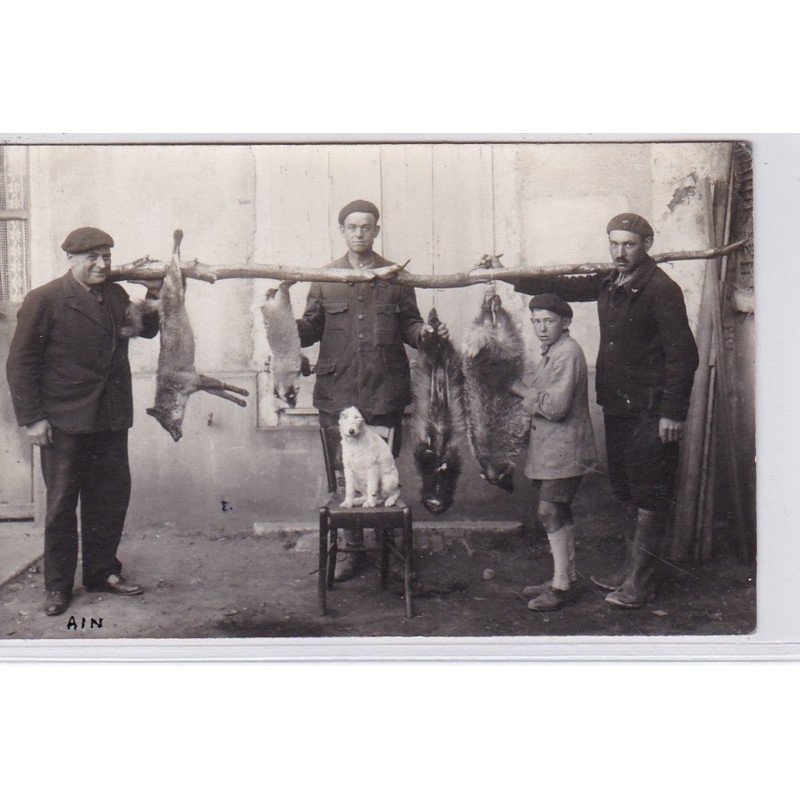 MONTLUEL (environs) : carte photo d'un retour de chasse au blaireau et renard - bon état