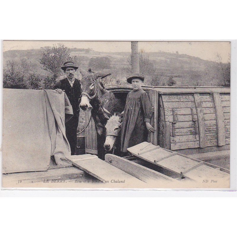 LE BERRY : écurie à bord d'un chaland (ane - canal - batellerie) - très bon état