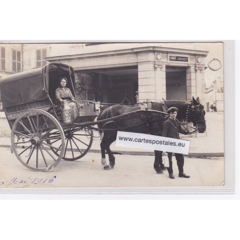 MANTES LA JOLIE : carte photo d'un attelage de livraison de lait devant les pompes funebres CHOQUET - très bon état