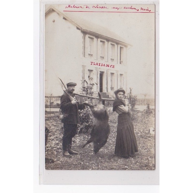 DRUYE : carte photo d'un retour de chasse aux cochons noirs (devant la mairie) - très bon état
