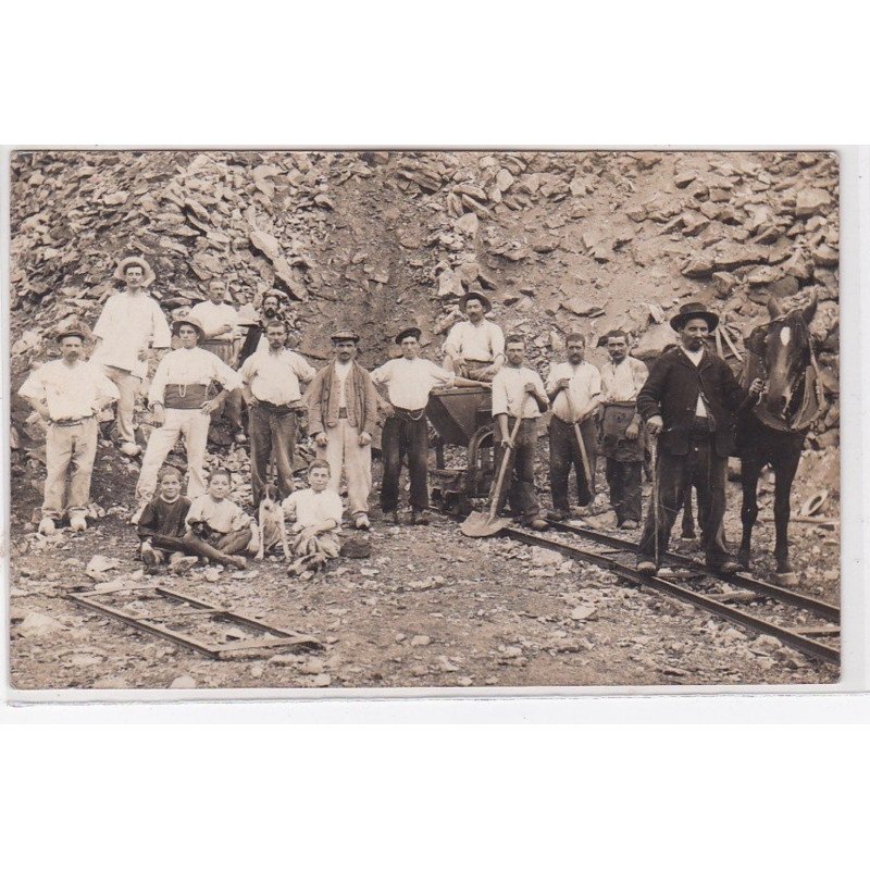 Environs de CHAZELLE : carte photo d'ouvriers dans une carrière à platres - très bon état