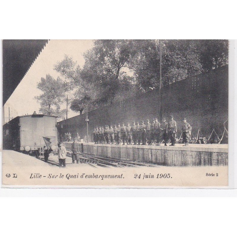 LILLE : sur le quai d'embarquement - très bon état (militaire - chemin de fer - gare - grèsve?) très bon état