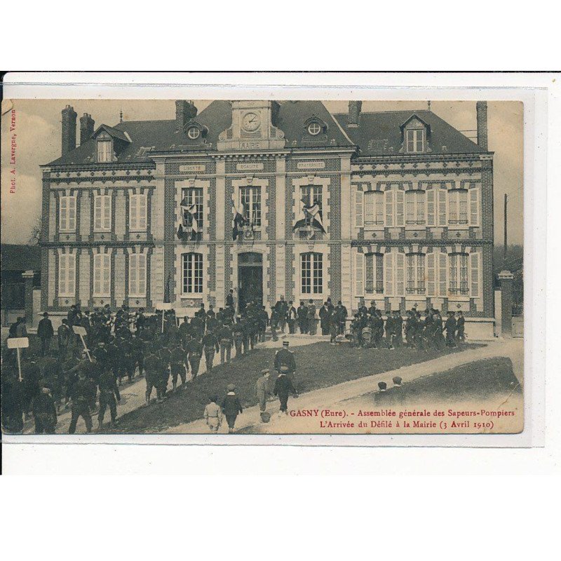 GASNY : Assemblée générale des Sapeurs-Pompiers, L'Arrivée du Défilé à la Mairie - très bon état