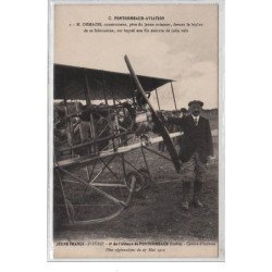 FONTGOMBAUD-AVIATION : M. Demazel constructeur, père jeune aviateur, devant le biplan de sa fabrication - très bon état