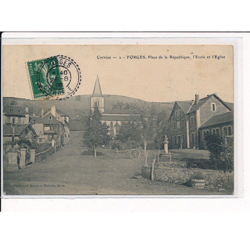 FORGES : Place de la République, l'Ecole et l'Eglise - très bon état