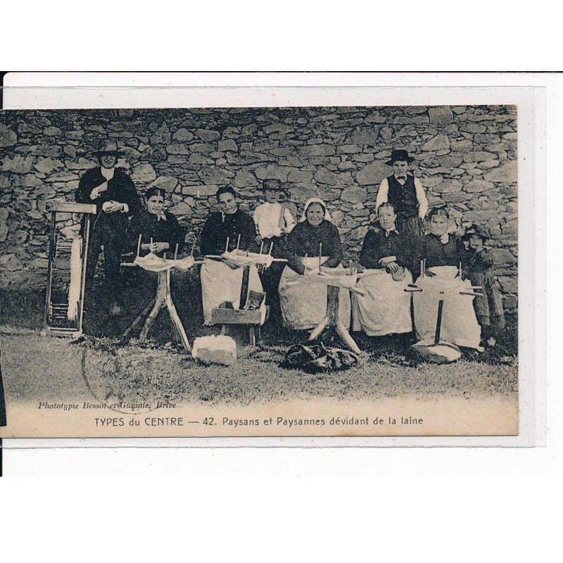 Types du Centre, Paysans et Paysannes dévidant de la Laine - très bon état