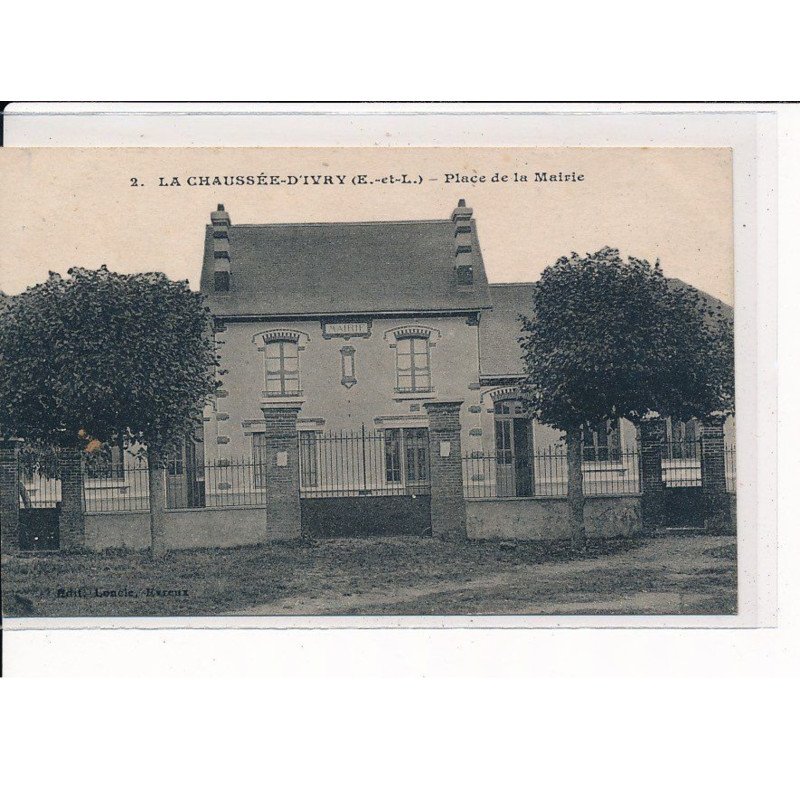 LA CHAUSSEE D'IVRY : Place de la Mairie - très bon état