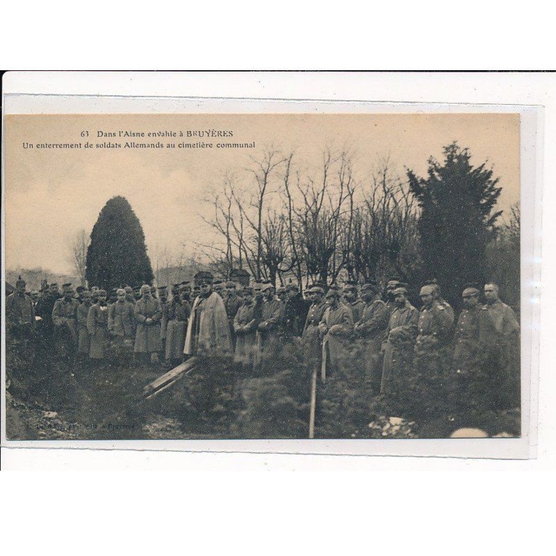 BRUYERES : Un enterrement de soldats Allemands au cimetière communal - très bon état
