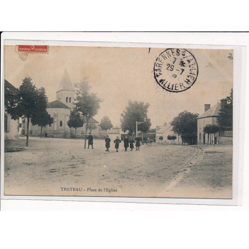 TRETEAU : Place de l'Eglise - très bon état