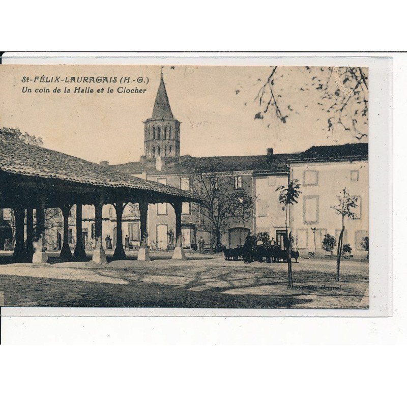 ST-FELIX-LAURAGAIS : Un Coin de la Halle et le Clocher - très bon état