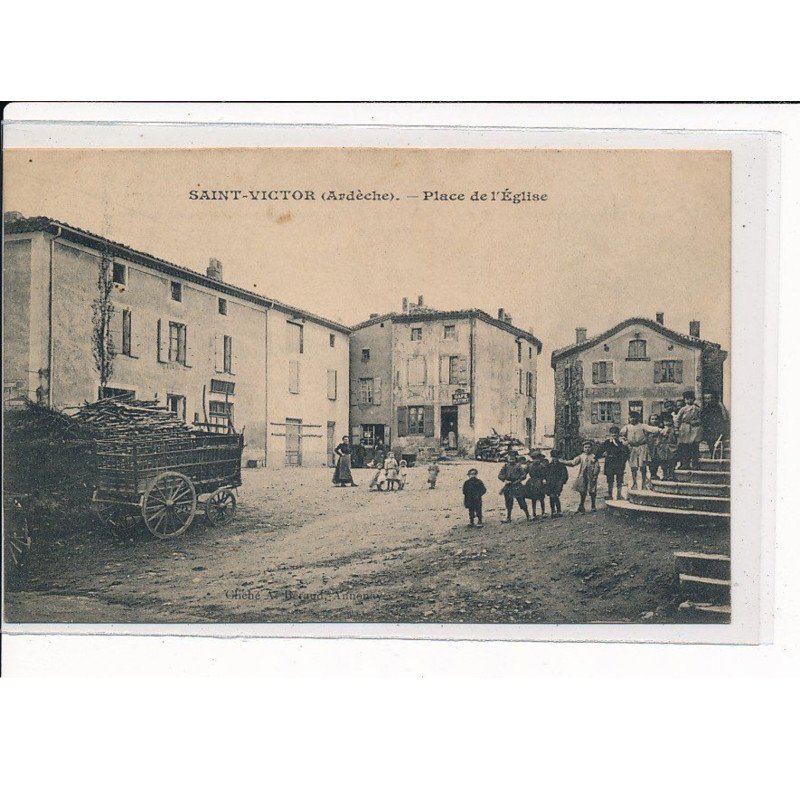 SAINT-VICTOR : Place de l'Eglise - très bon état