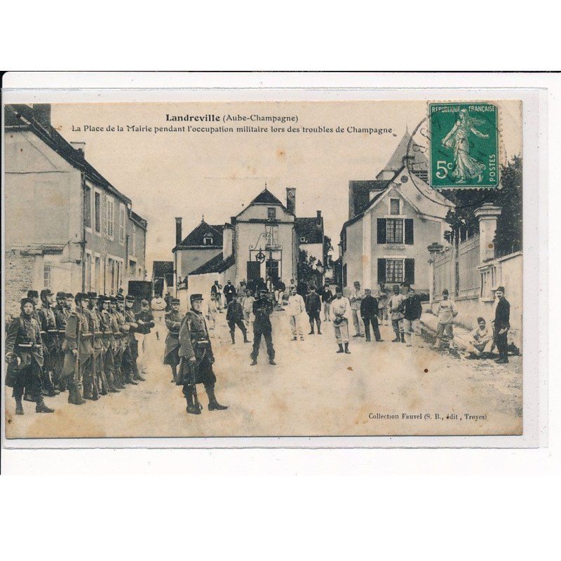 LANDREVILLE : La Place de la Mairie pendant l'occupation militaire lors des Troubles de Champagne - état