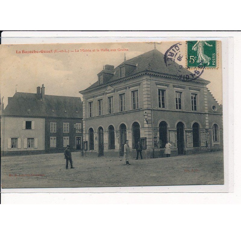 LA BAZOCHE-GOUET : La Mairie et la Halle aux Grains - très bon état