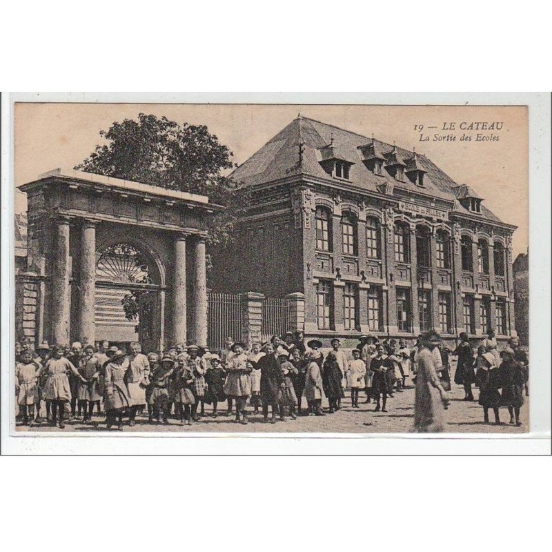 LE CATEAU : la sortie des écoles - très bon état