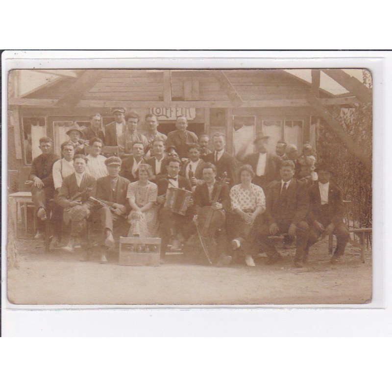 A LOCALISER : carte photo d'un salon de coiffure (coiffeur - orchestre - acordéon) - état