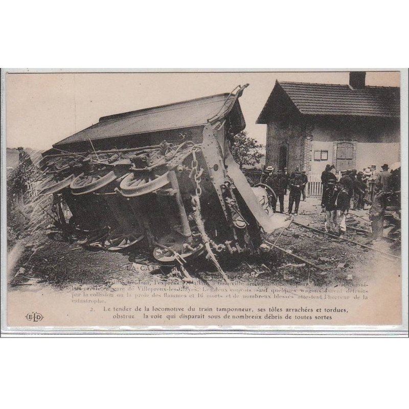 VILLEPREUX LES CLAYES : 18 juin 1910 - le tendeur de la locomotive du train tamponneur, tôles arrachées - très bon état