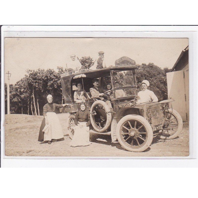 VARANGEVILLE SUR MER (PLAGE) : carte photo de la voiture de l'hotel de la Terrasse (avec le personnel) - très bon état