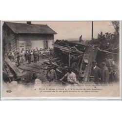 VILLEPREUX LES CLAYES : 18 juin 1910 - devant le passage à niveau N°3, la locomotive du train tamponneur - très bon état