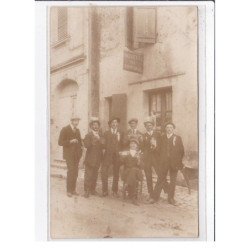 MANTES LA JOLIE : carte photo de conscrits devant la buvette du tribunal - très bon état