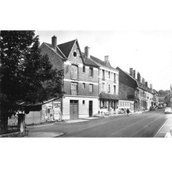 VOUZIERS - Rue Gambetta - Relais des Ardennes  très bon état