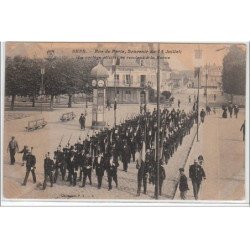 SENS : rue de Paris, souvenir du 14 juillet - le cortège officiel se rendant à la Revue - état