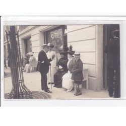 VICHY : carte photo d'un groupe de personnes devant la banque de la Société Générale - très bon état