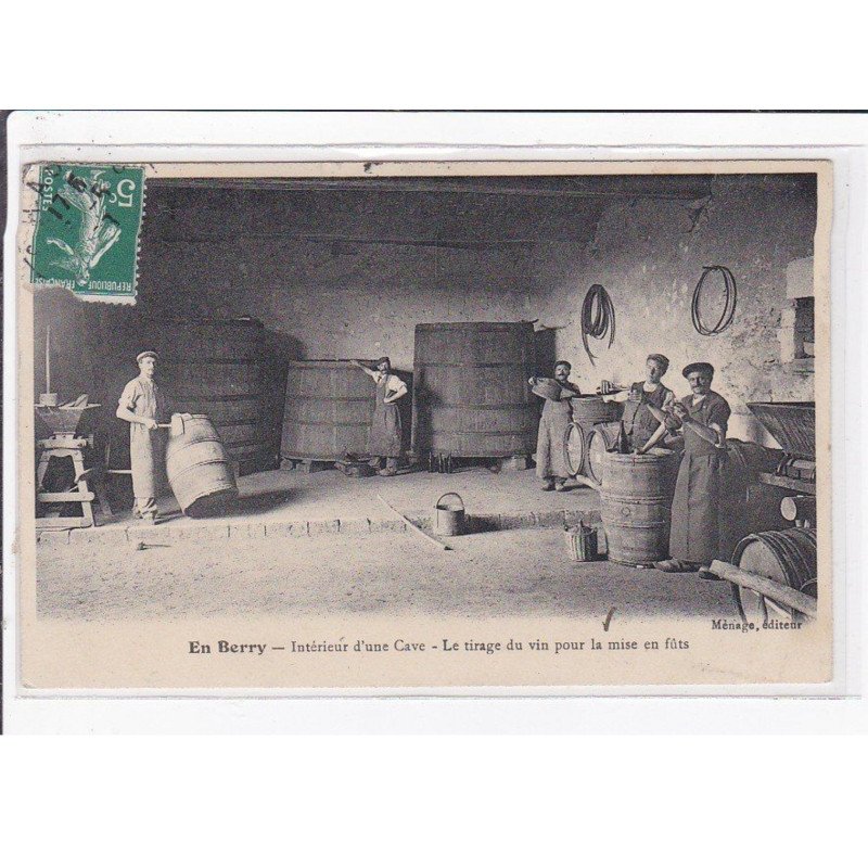 EN BERRY : intérieur de cave - le tirage du vin pour la mise en fûts - bon état