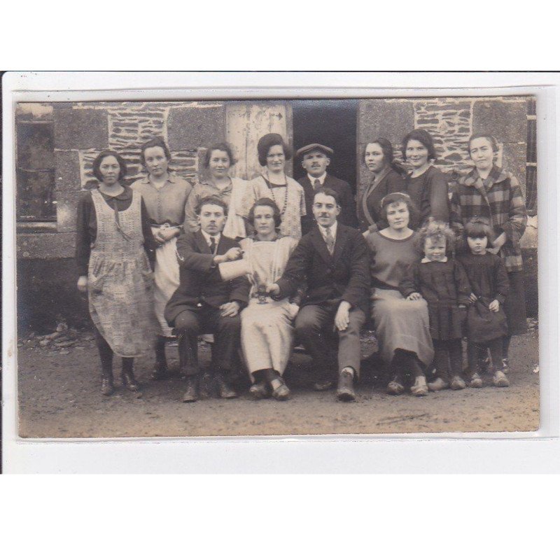 ROSTRENEN : carte photo d'un groupe de personnes - très bon état ROSTRENEN : carte photo d'un groupe de personnes - très bon état