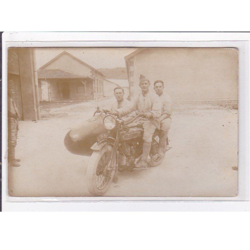 MOTO : lot de 2 cartes photo de militaires au camp de Mourmelon dont une avec un side car - très bon état