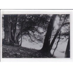 LYONS LA FORET : carte photo d'un bord de rivière - (procédé photo rare) - très bon état