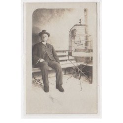 Cachet de départ de l'Ain : carte photo d'un homme et de sont perroquet (Albert Perroz 1910) - très bon état