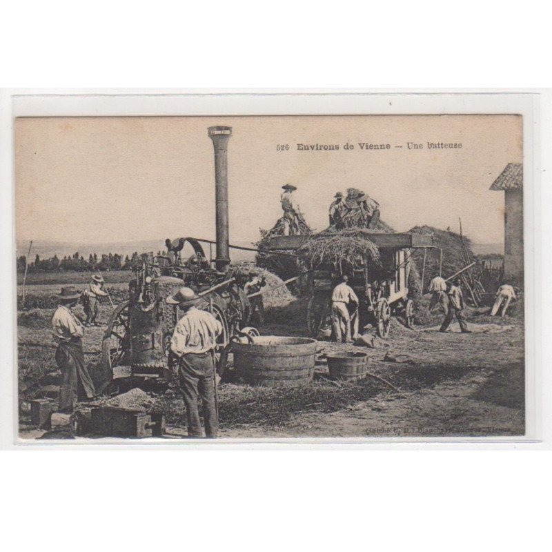 VIENNE (environs) : une batteuse (agriculture) - bon état