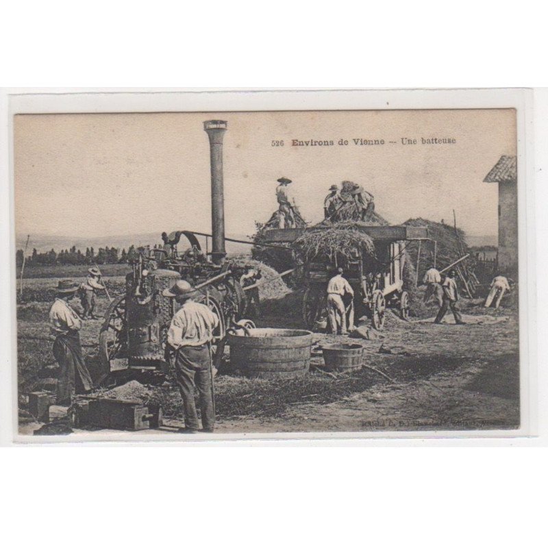 VIENNE (environs) : une batteuse (agriculture) - état
