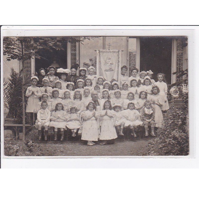 LA PLAINE SAINT DENIS : carte photo d'une fête religieuse (enfants) (photo Loret) - très bon état