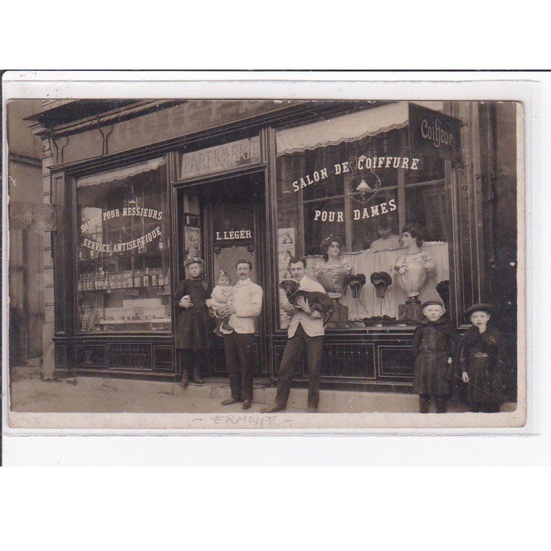 ERMONT ? : carte photo du salon de coiffure LEGER (coiffeur) -bon état (traces rouge au dos)