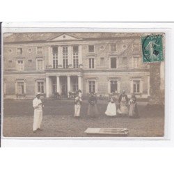 Carte photo du chateau de NEUVILLE (avec le personnel) - très bon état