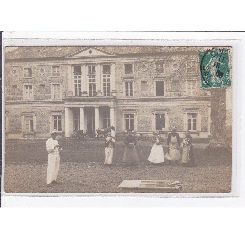 Carte photo du chateau de NEUVILLE (avec le personnel) - très bon état