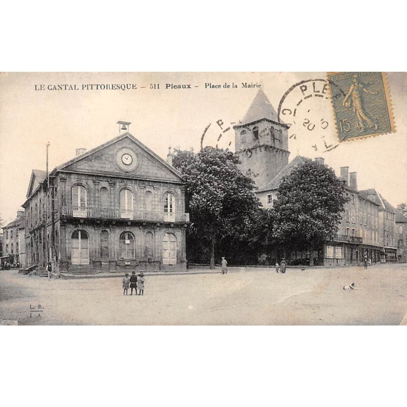 PLEAUX - Place de la Mairie - très bon état
