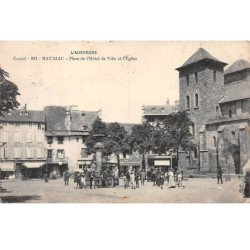 MAURIAC - Place de l'Hôtel de Ville et l'Eglise - très bon état