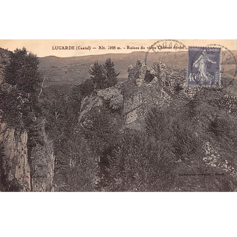 LUGARDE - Ruines du vieux Château féodal - très bon état