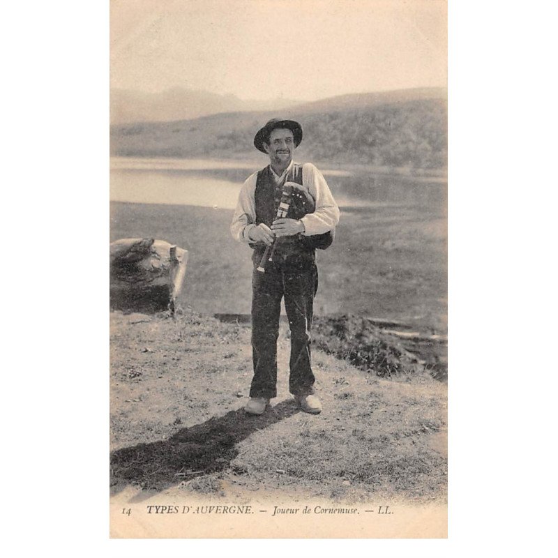 Types d'Auvergne - Joueur de Cornemuse - très bon état