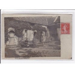 MEZIERES EN DROUAI : carte photo d'un intérieur de ferme (bois - homme sciant une buche) - très bon état