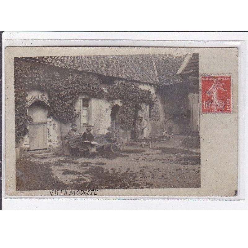 MEZIERES EN DROUAI : carte photo d'un intérieur de ferme (bois - homme sciant une buche) - très bon état