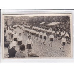 QUIMPER : lot de 2 photos format 10x15 cm + une carte photo du défilé des écoles libres en 1957 - très bon état