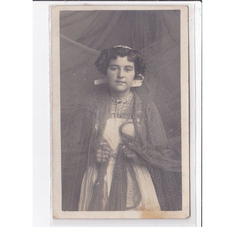 CONCARNEAU : carte photo de la reine des Filets Bleus - bon état (traces)