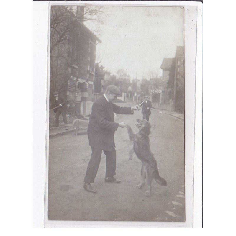 SURREALISME : carte photo du même homme apparaissant 3 fois (photo-montage) (chien) - très bon état