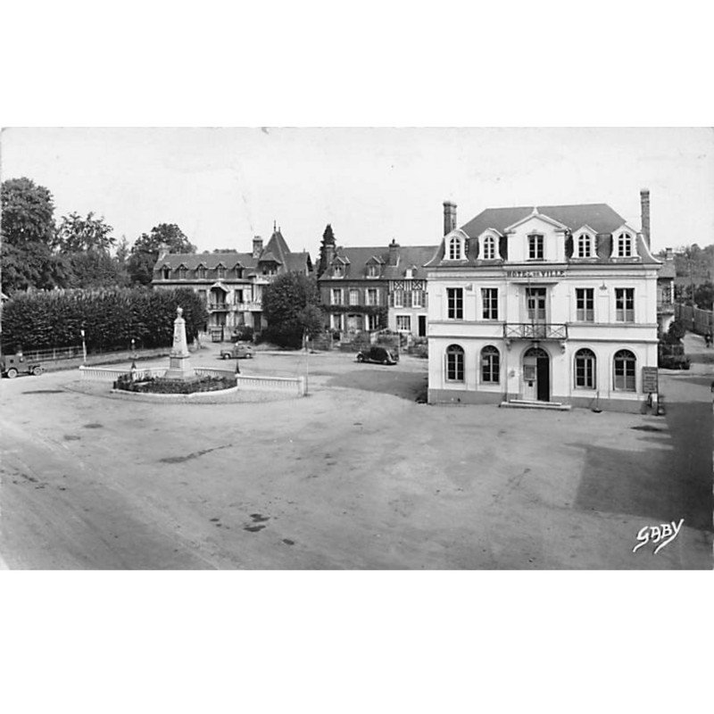 BEUZEVILLE - Hôtel de Ville et Monument aux Morts - très bon état