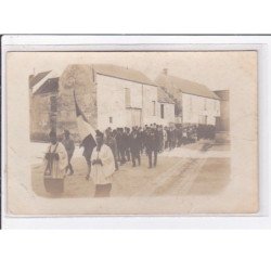 GUERNES ? : carte photo d'une procession - très bon état